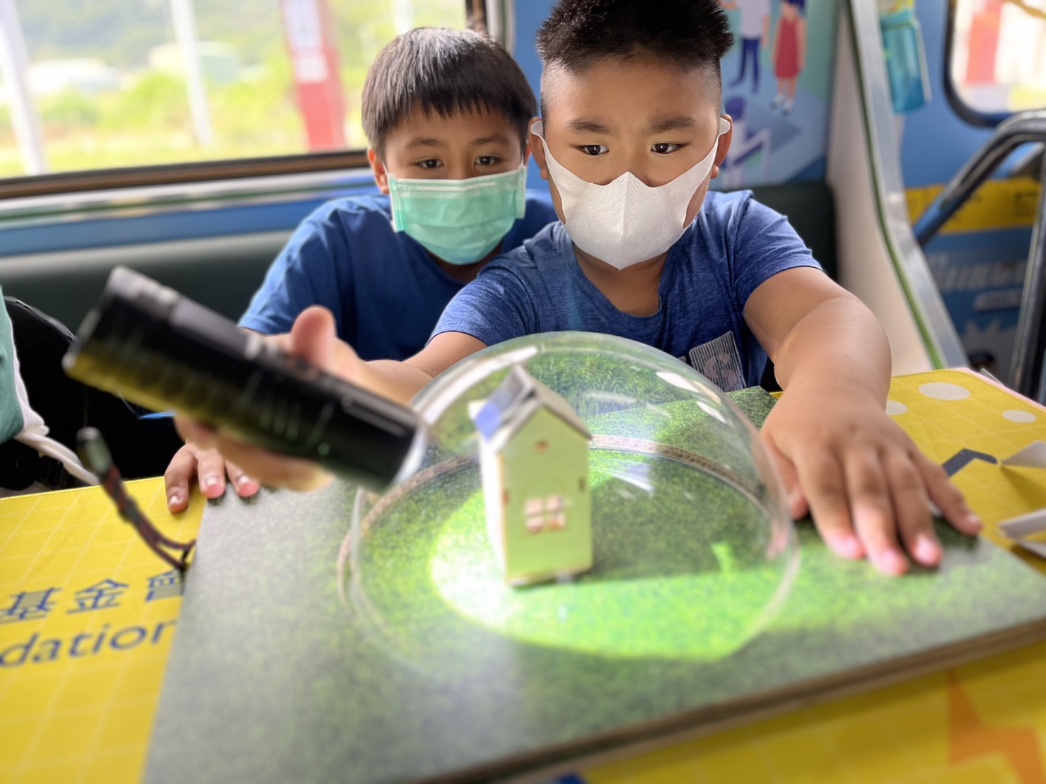 G22恒峰參與基礎科學主題車廂，以STEAM教學精神，設計「逐日科學家」、「太陽能工程師」以及「淨零建築師」三大能源科普課程和實驗